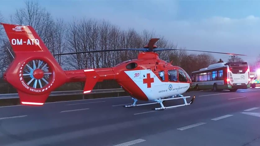 Při srážce tří aut na Znojemsku se zranilo šest lidí, zasahoval vrtulník